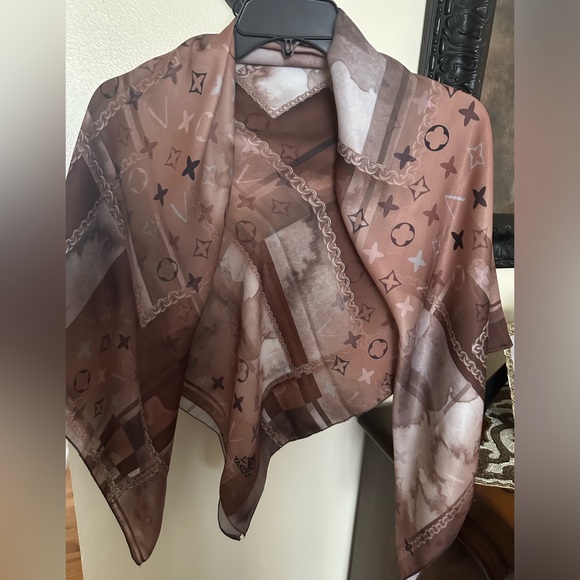 LV square scarf - Picture 1 of 2